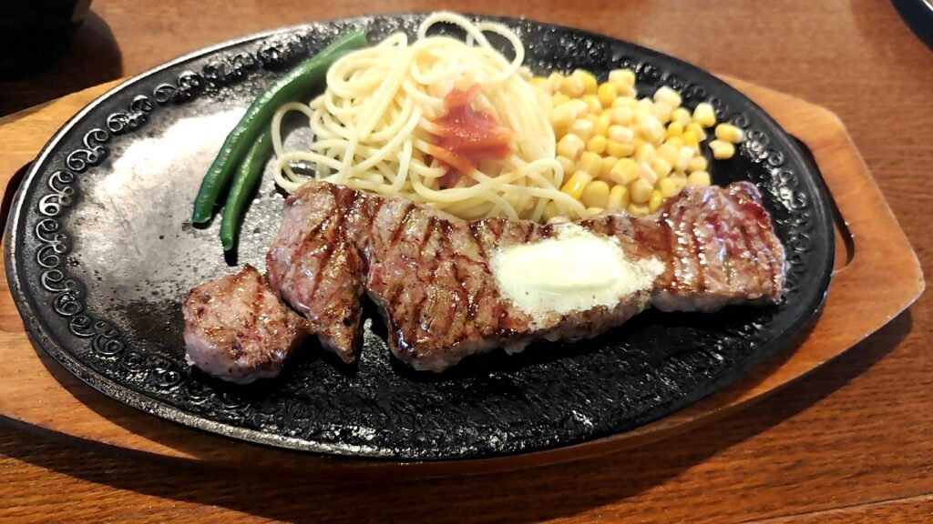熱々のロースステーキ