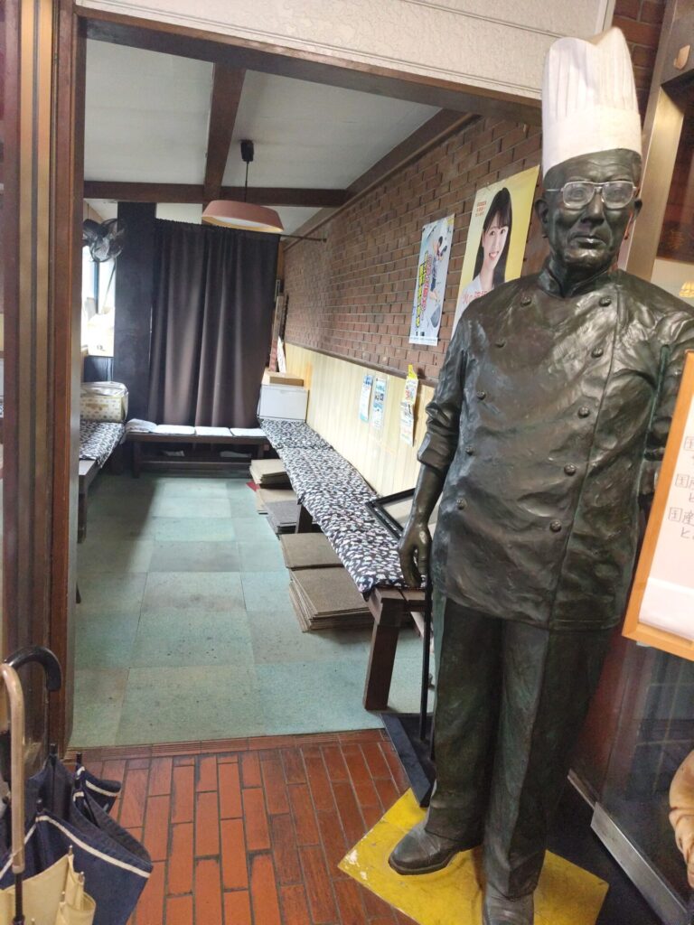 入り口左にある待合室