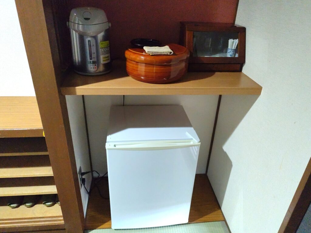 美松館のお茶セットと冷蔵庫